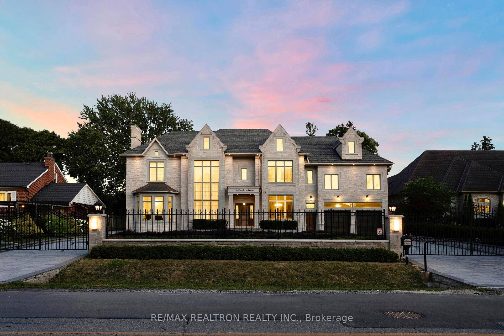 Luxurious gated estate in one of Thornhill's most prestigious neighborhoods !