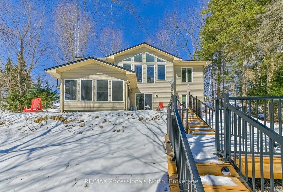 Looking for the perfect lakeside getaway that you can enjoy year round ?