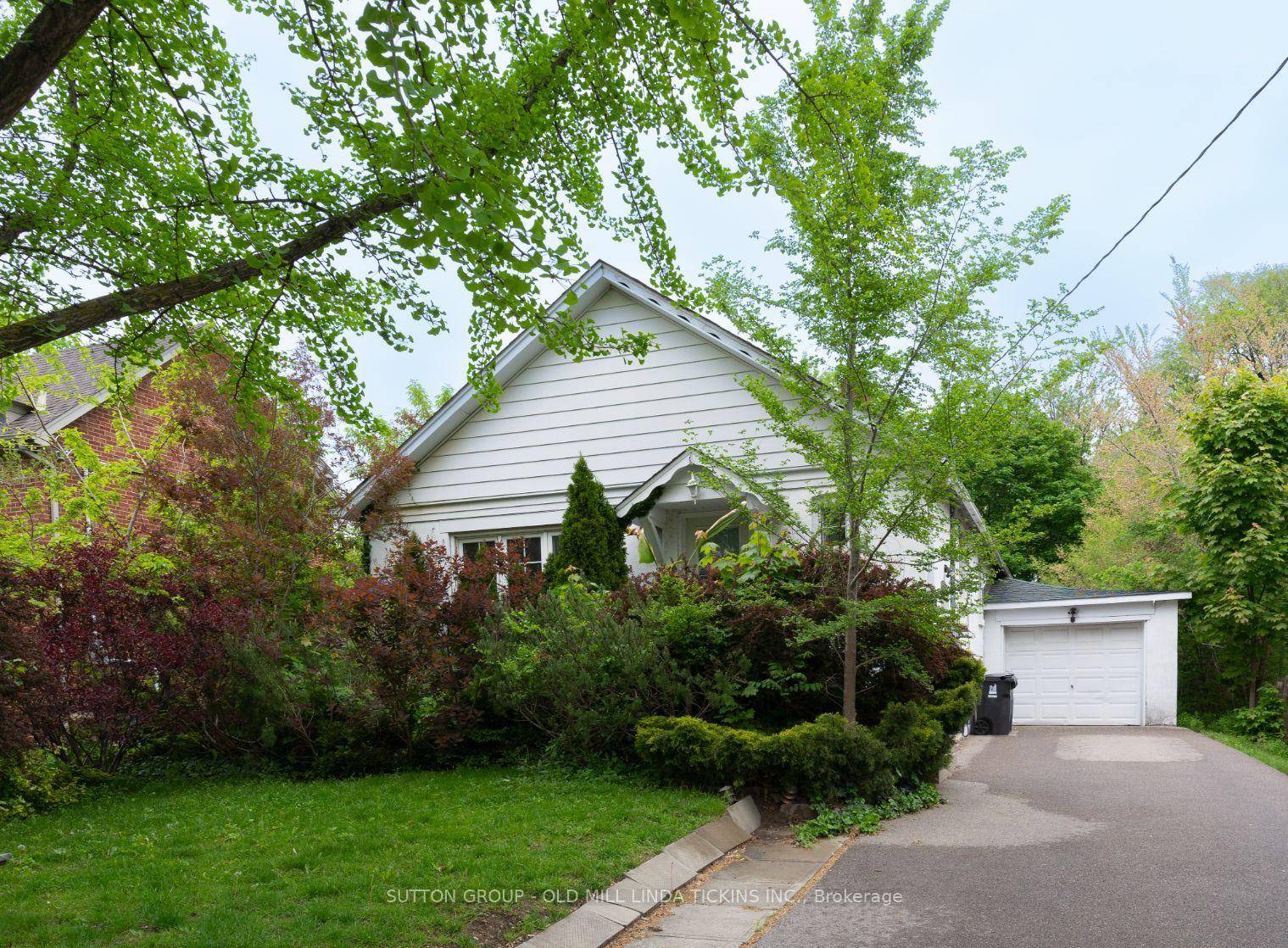 Charming Renovated Basement Apartment All Utilities Included !