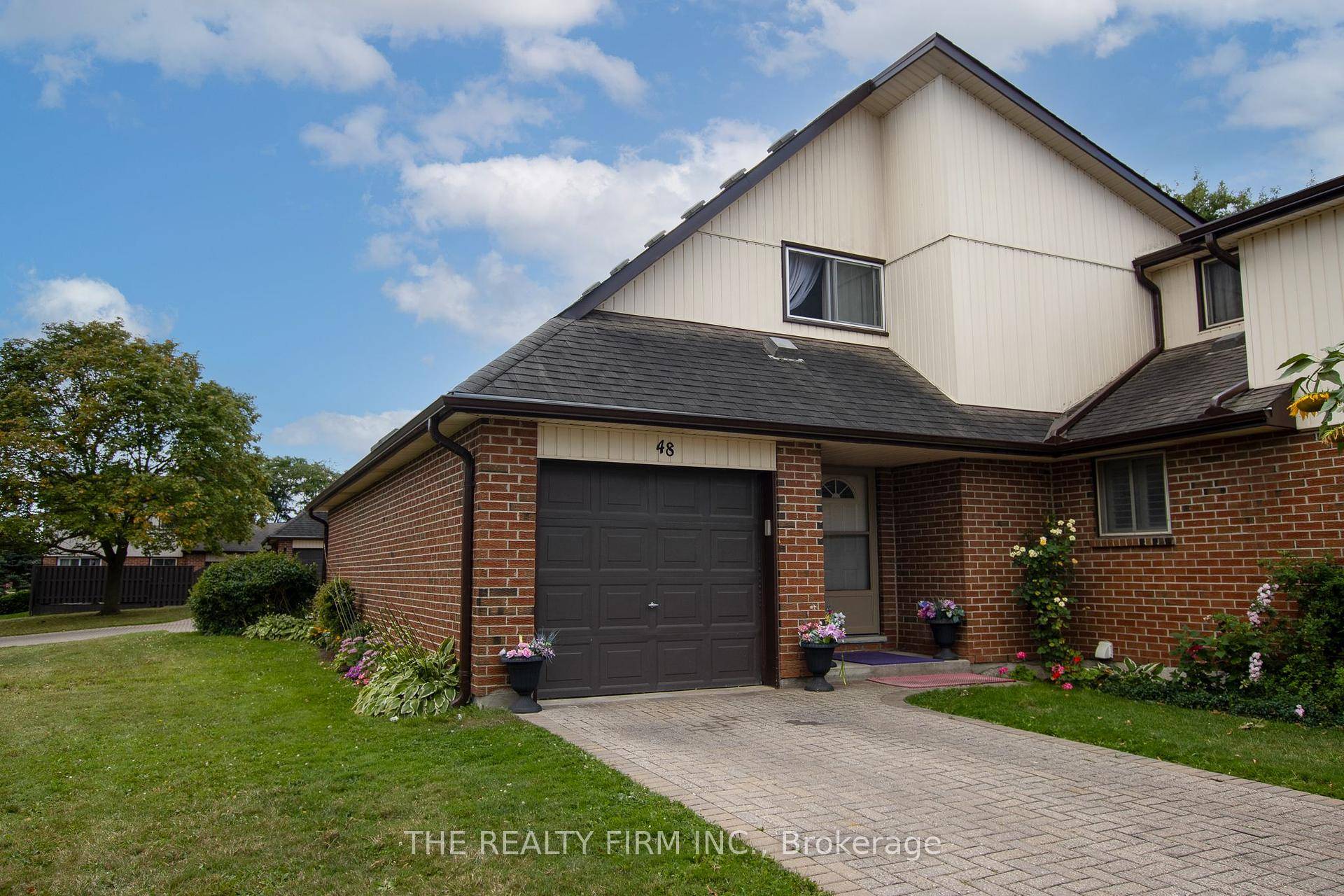 Welcome to 48 971 Adelaide Street, a practical and well kept 3 bedroom, 2 bath townhouse in South London.