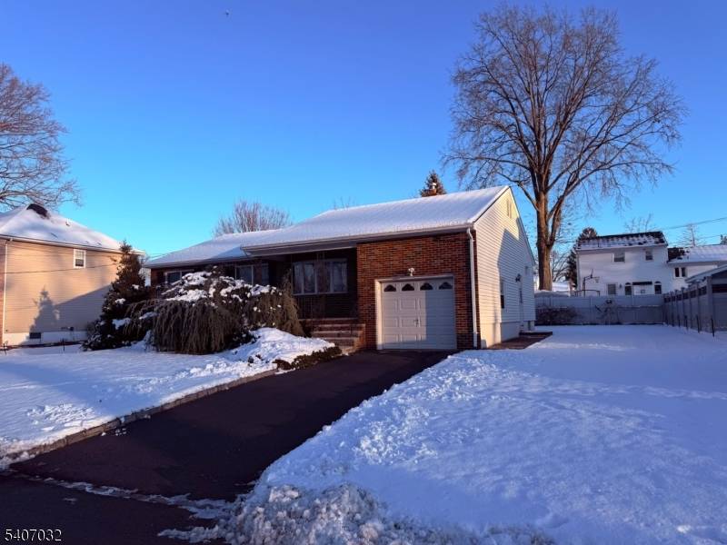 Lovely ranch with plenty of updates situated on 100x100 lot offers so much for the new owner !