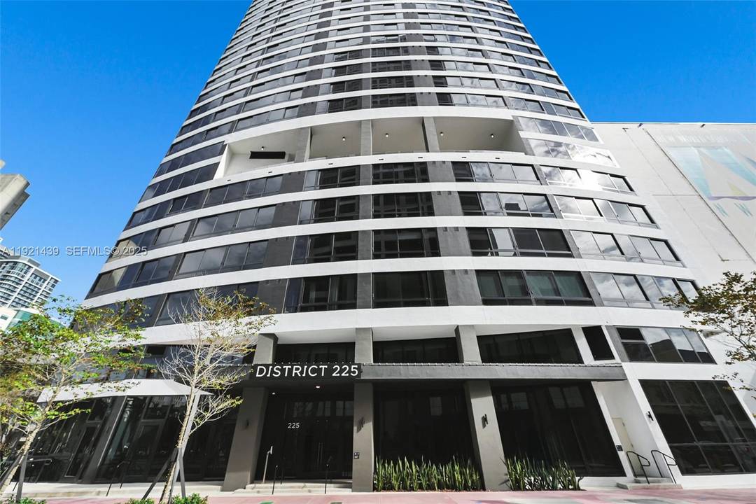 Experience elevated urban living at District 225, a brand new full service luxury condominium in the heart of Miami.