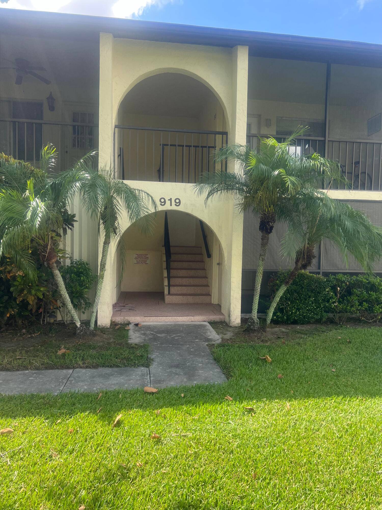 Darling 1 1 in the heart of West Palm Beach with easy access to shops, the airport and all the amenities West Palm Beach has to offer.