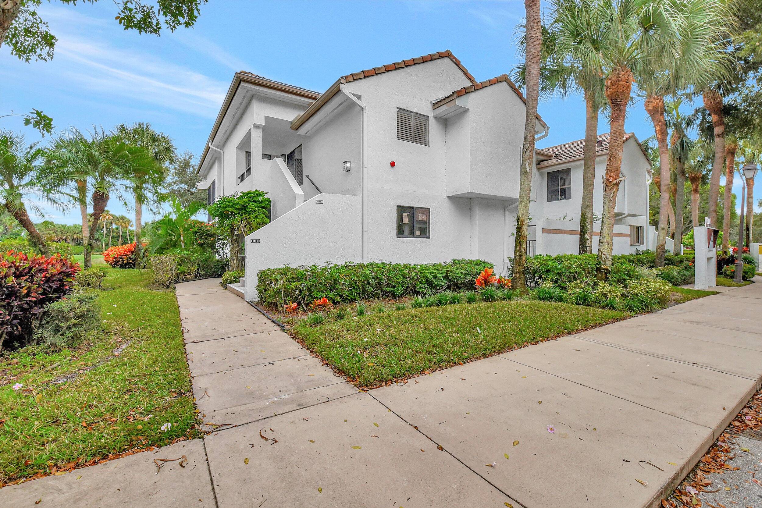 Gorgeous 3 month rental starting January 7, 2024Beautiful view of lake and golf course.