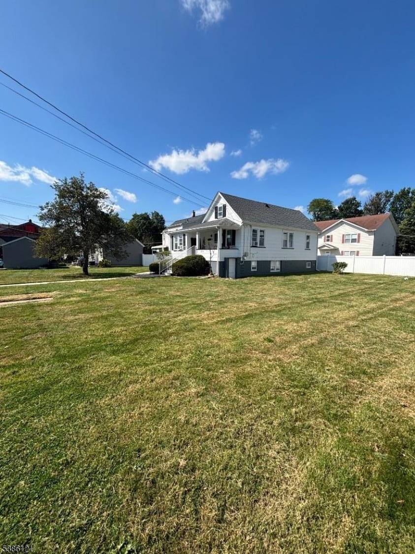 Beautiful 3 bedrooms ranch.