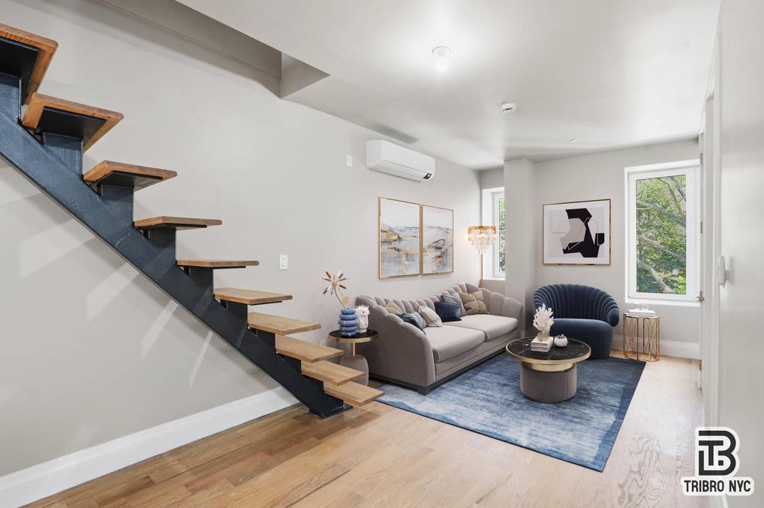 Massive 4BR 2BA Duplex Home with In Unit Washer amp ; DryerDiscover the perfect blend of space, comfort, and modern design in this beautifully appointed 4 bedroom, 2 bathroom residence.