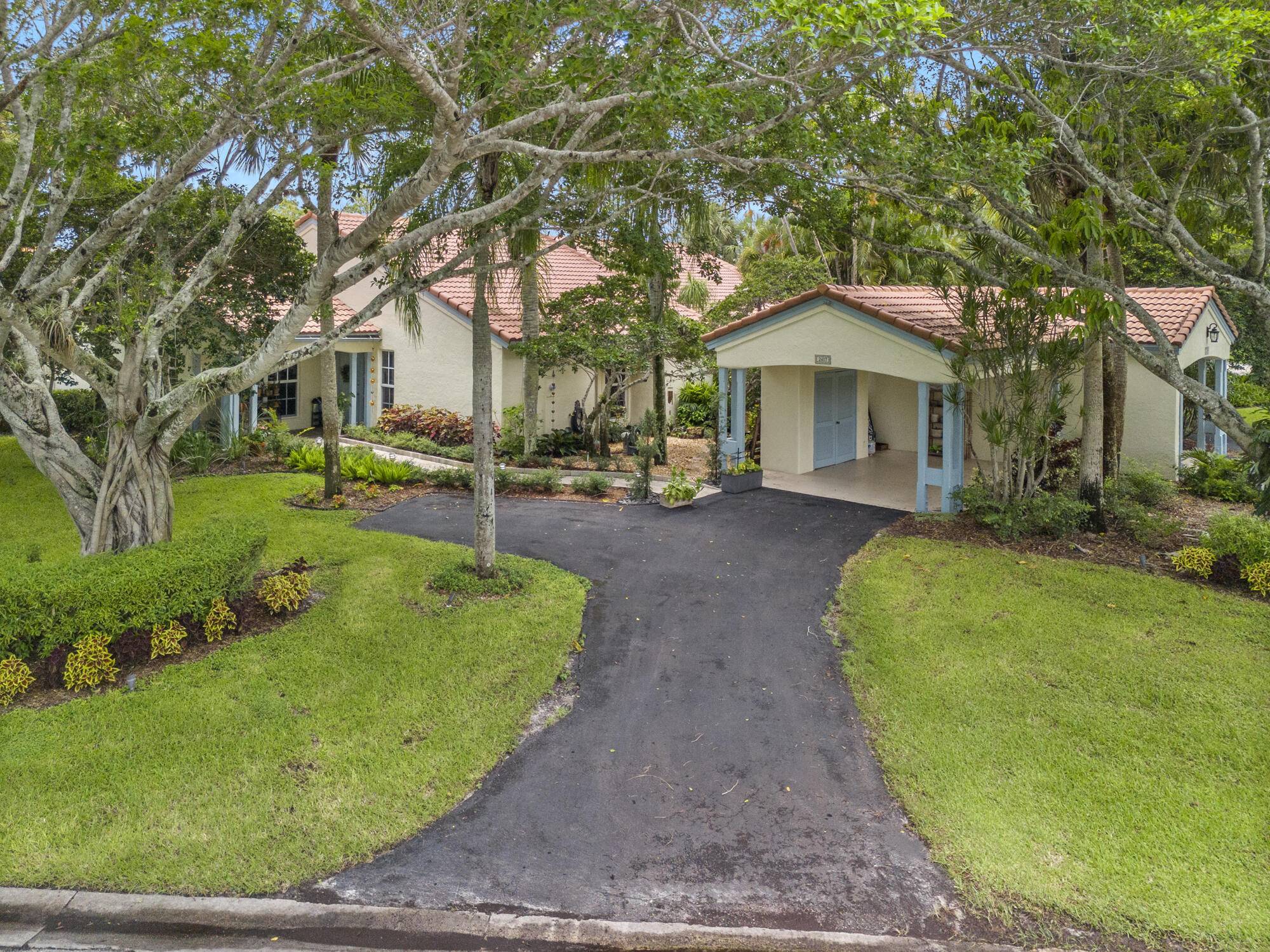 Welcome to this beautifully appointed residence in coveted Las Casitas enclave of Palm Beach Polo Country Club.