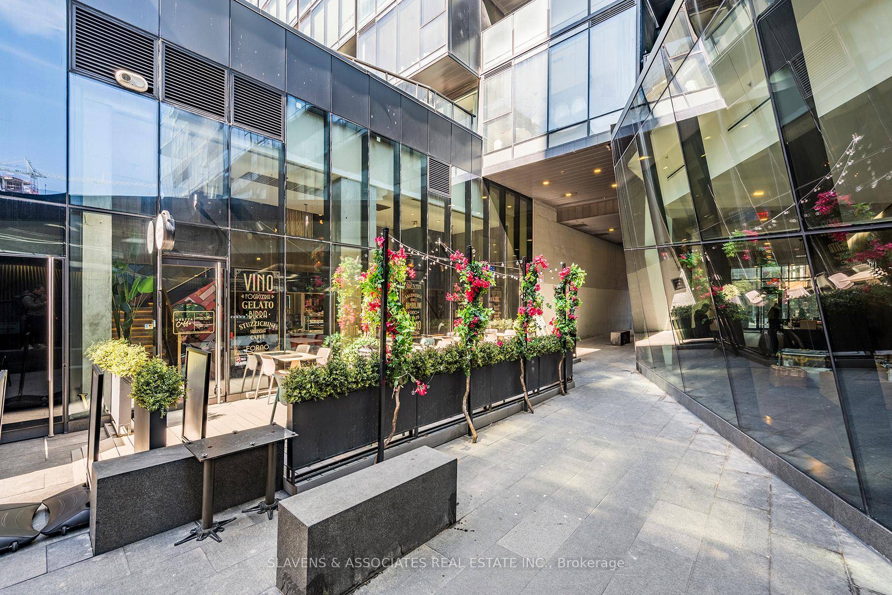Live In The Heart Of King West At The Thompson Residences !