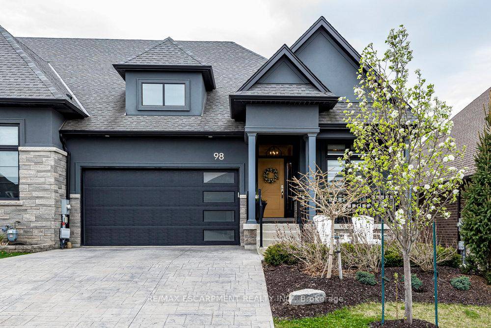 Welcome to maintenance free living in the highly desirable and active adult community of Hunters Pointe.