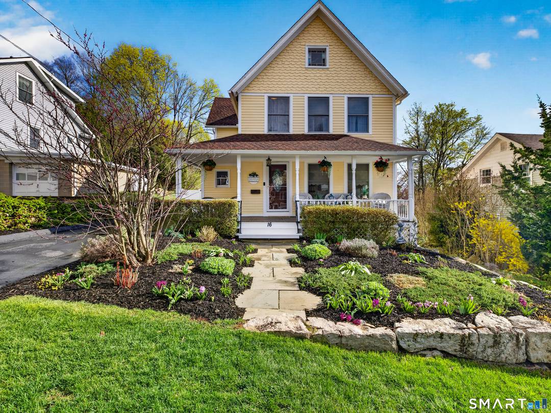 Located steps to Downtown Mystic !