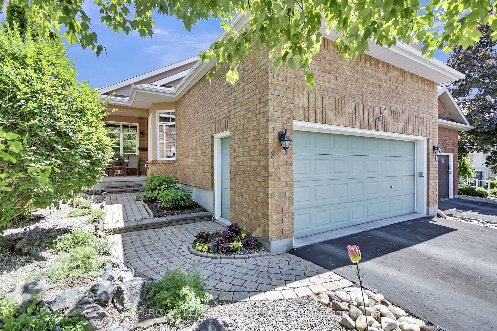 Beautiful Bungalow in Prestigious Kanata Lakes !