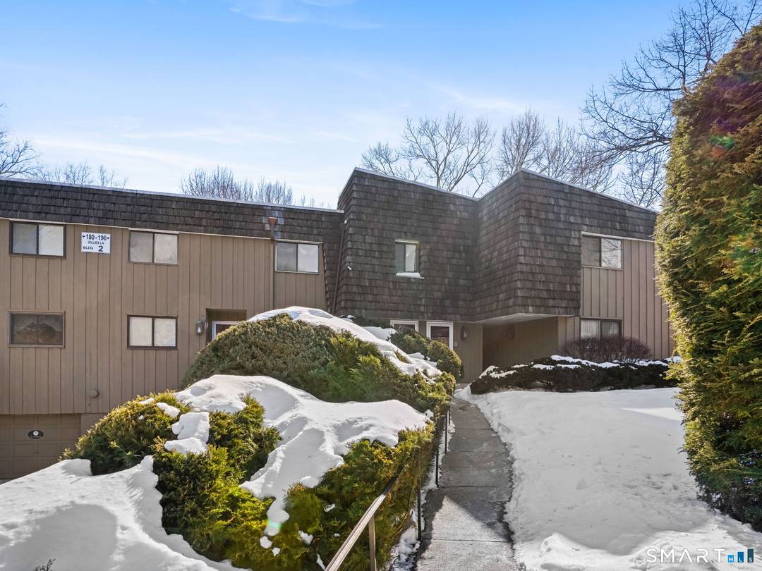 Welcome to this large 2 bedroom, 2 bath home located in the sought after Ledgebrook condominium complex.