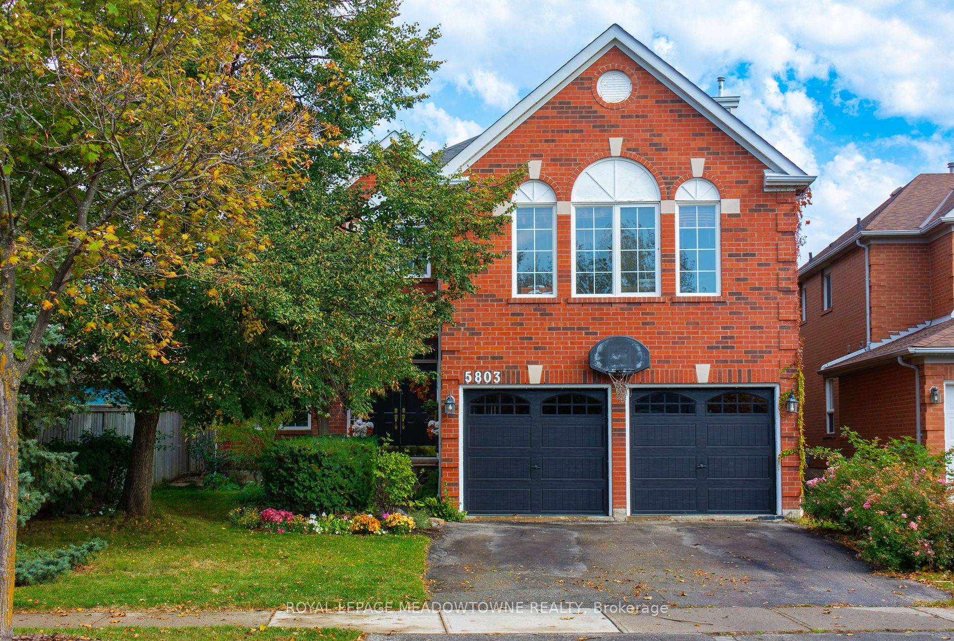 Wonderful Family Home ! One of the best locations in Central Erin Mills !