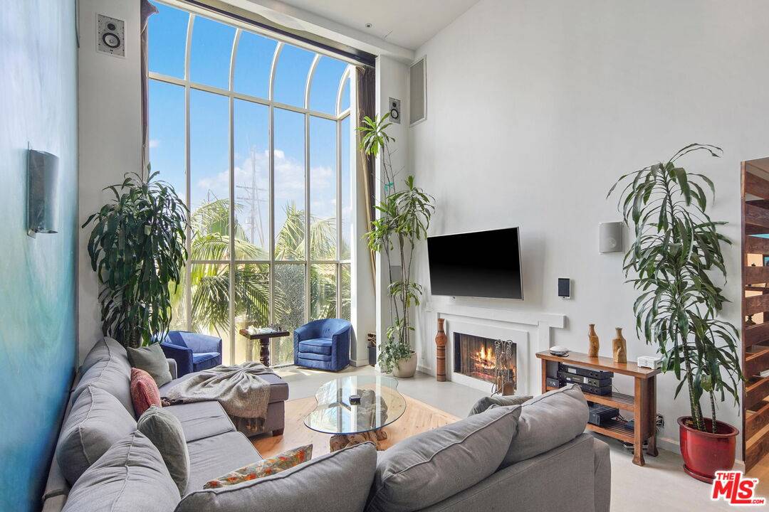 3401   PACIFIC AVE LA