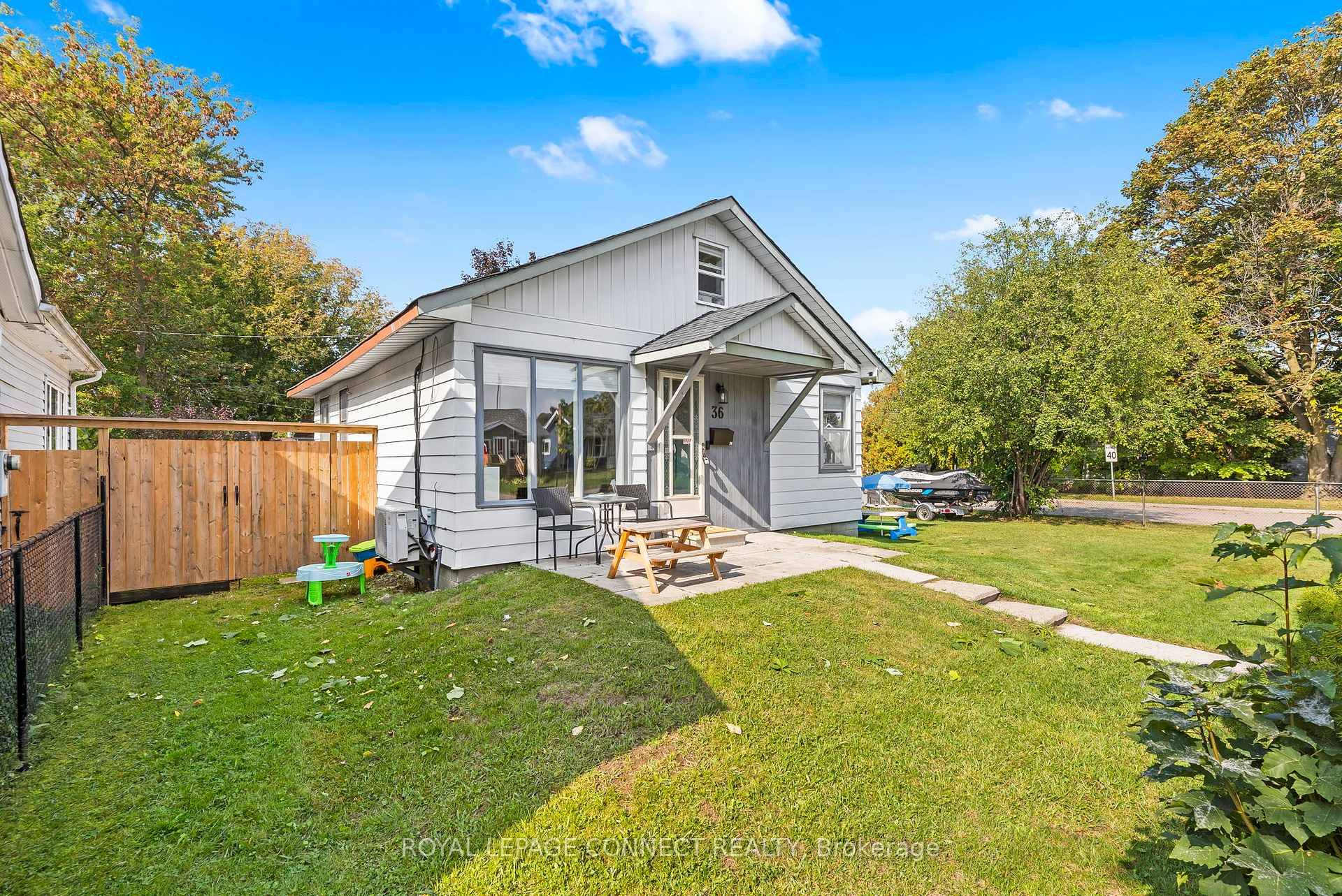 Welcome to 36 Tudor Ave in central Ajax !