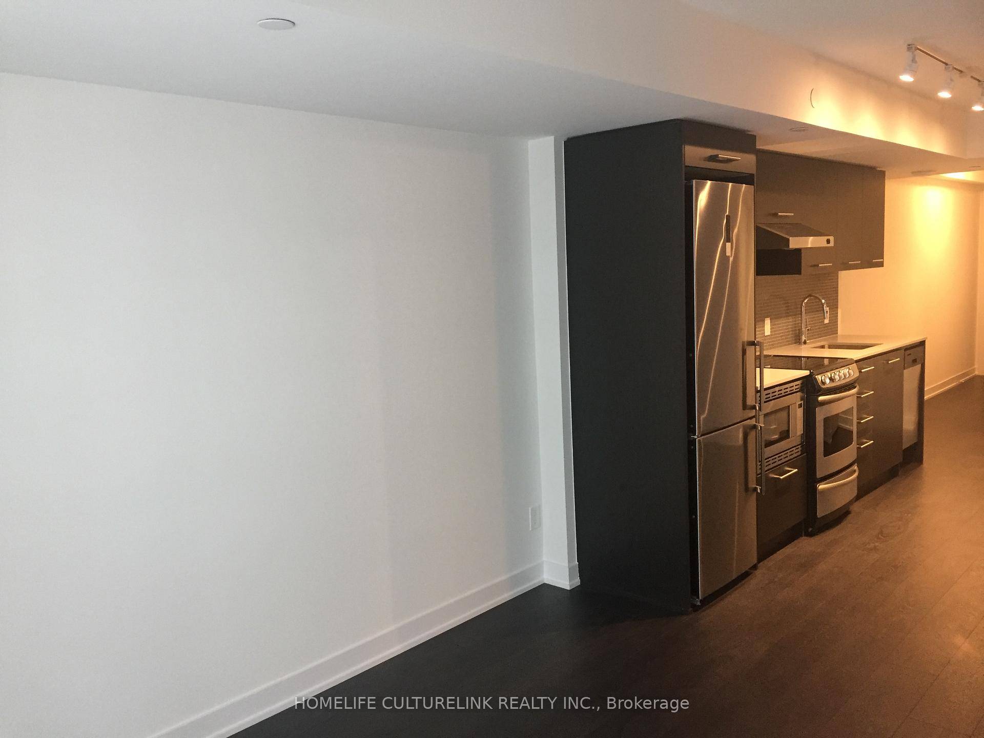 In the heart of the entertainment district, 87 Peter distinguishes itself with the Menkes name, renowned builder for over 70 years.