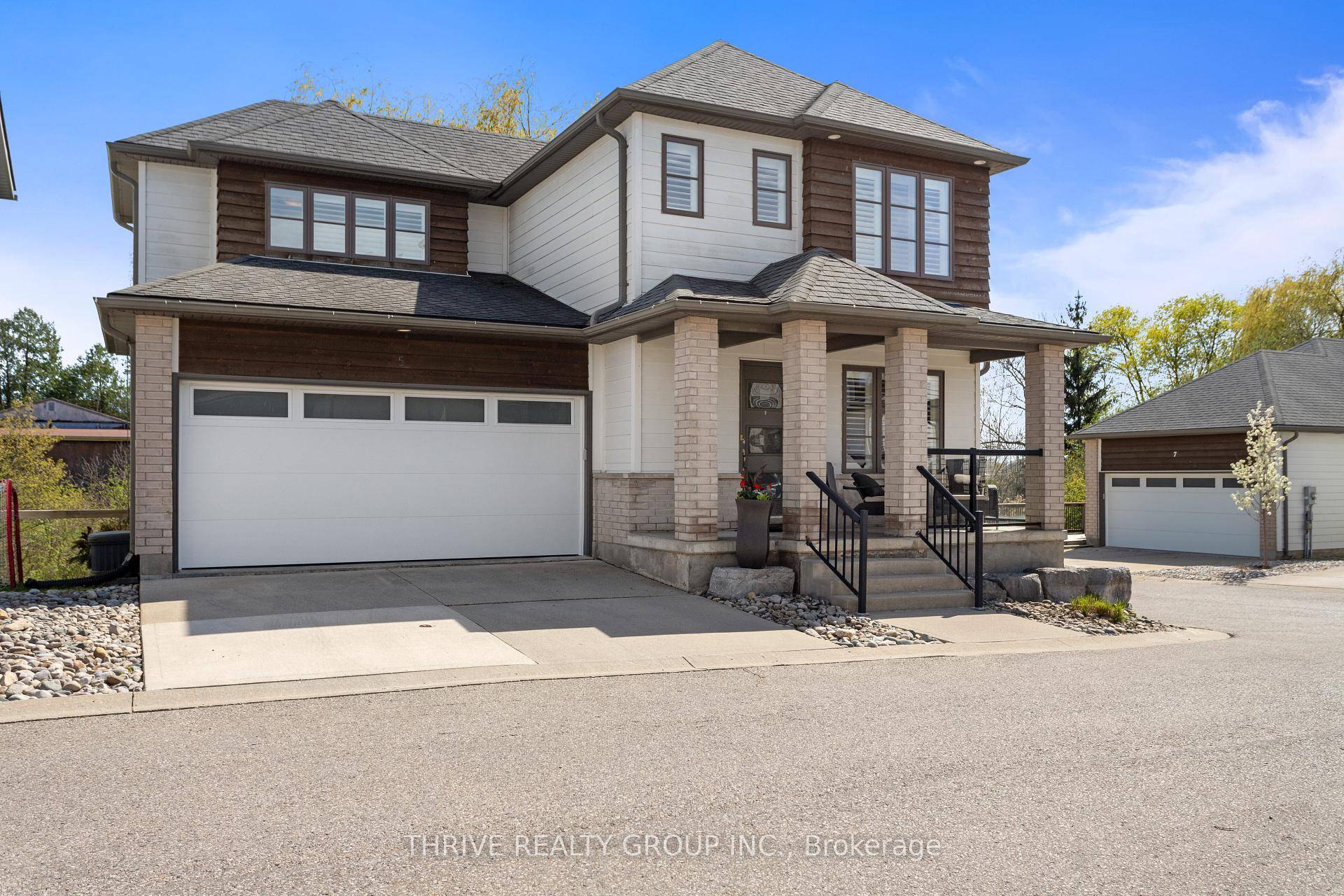 Stunning Contemporary 2 Storey Home in Byron's Private Enclave.