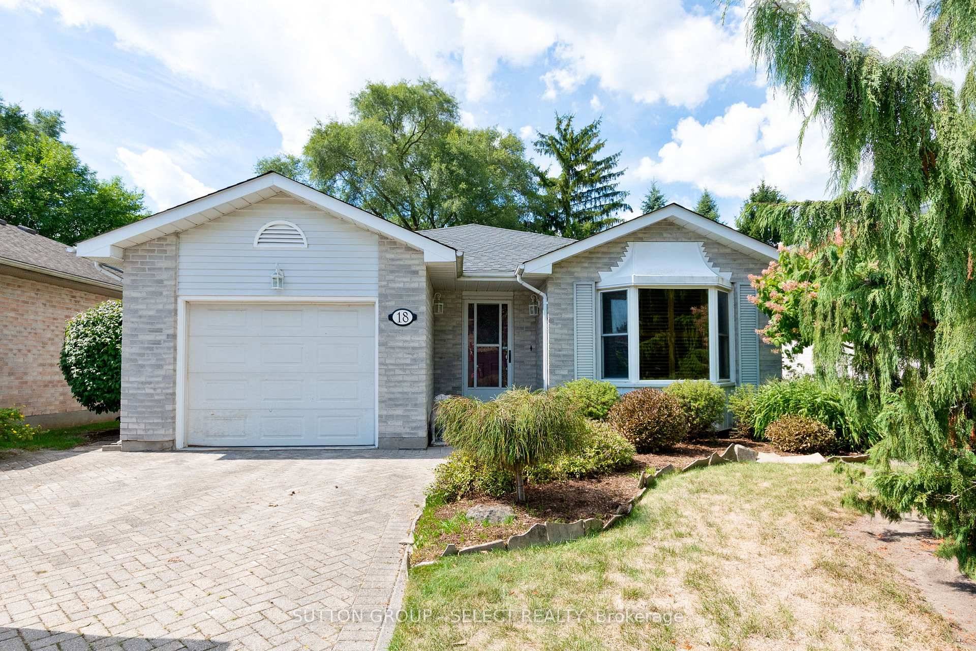 RARE OPPORTUNITY ! Spacious and well maintained 3 bedroom 4 level back split with option to easily have a 4th bedroom on lower level beside a newly renovated 3pc bath ...