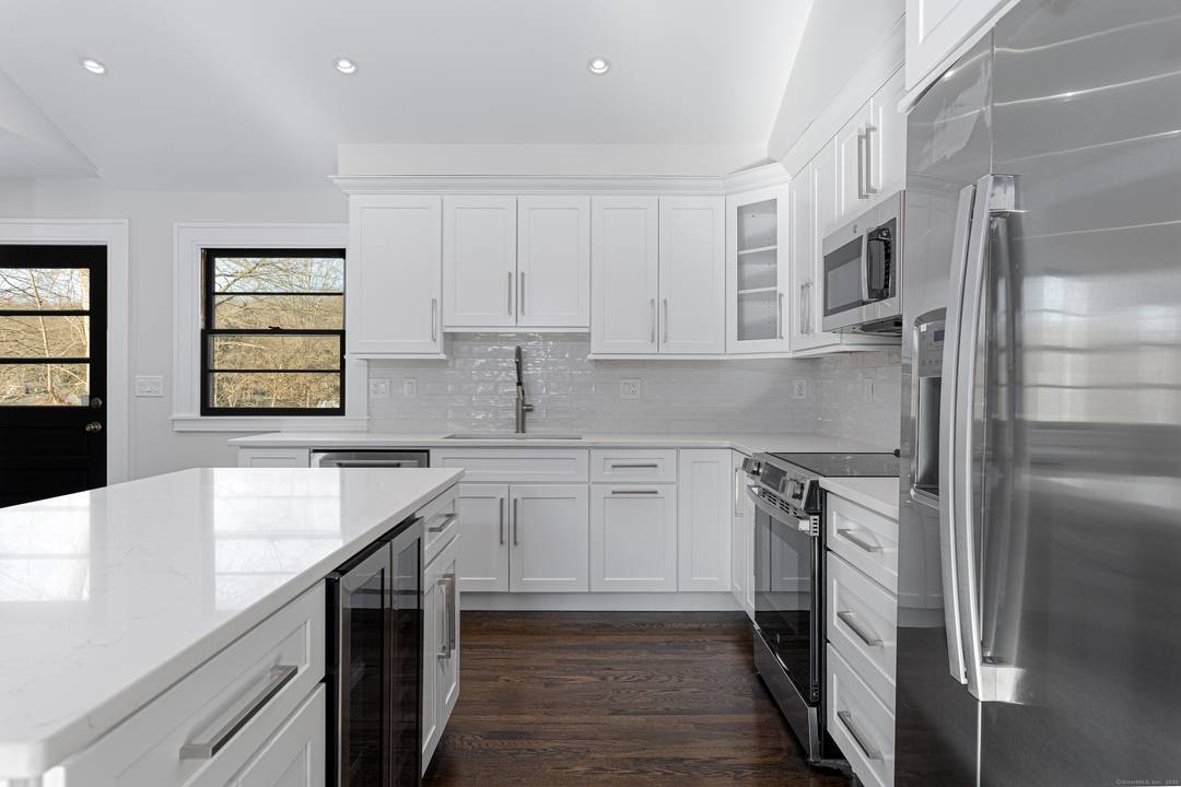 NEW CONSTRUCTION ! ! Step into an extraordinary space that has just been renovated, offering over 2150 sqft, with 5 bedrooms, 3 full brand new bathrooms, a stunning new kitchen ...