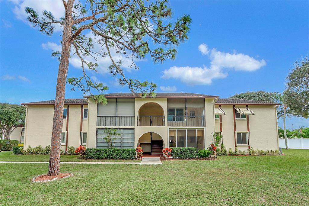 Welcome to La Pinata, a beautifully maintained HOPA community in the charming city of Greenacres.
