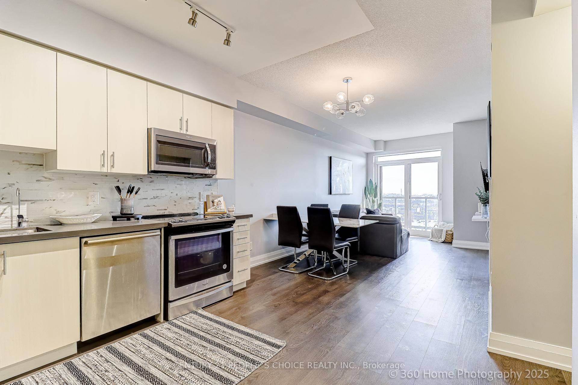 Bright and spacious 1 bedroom condo with open south facing views.