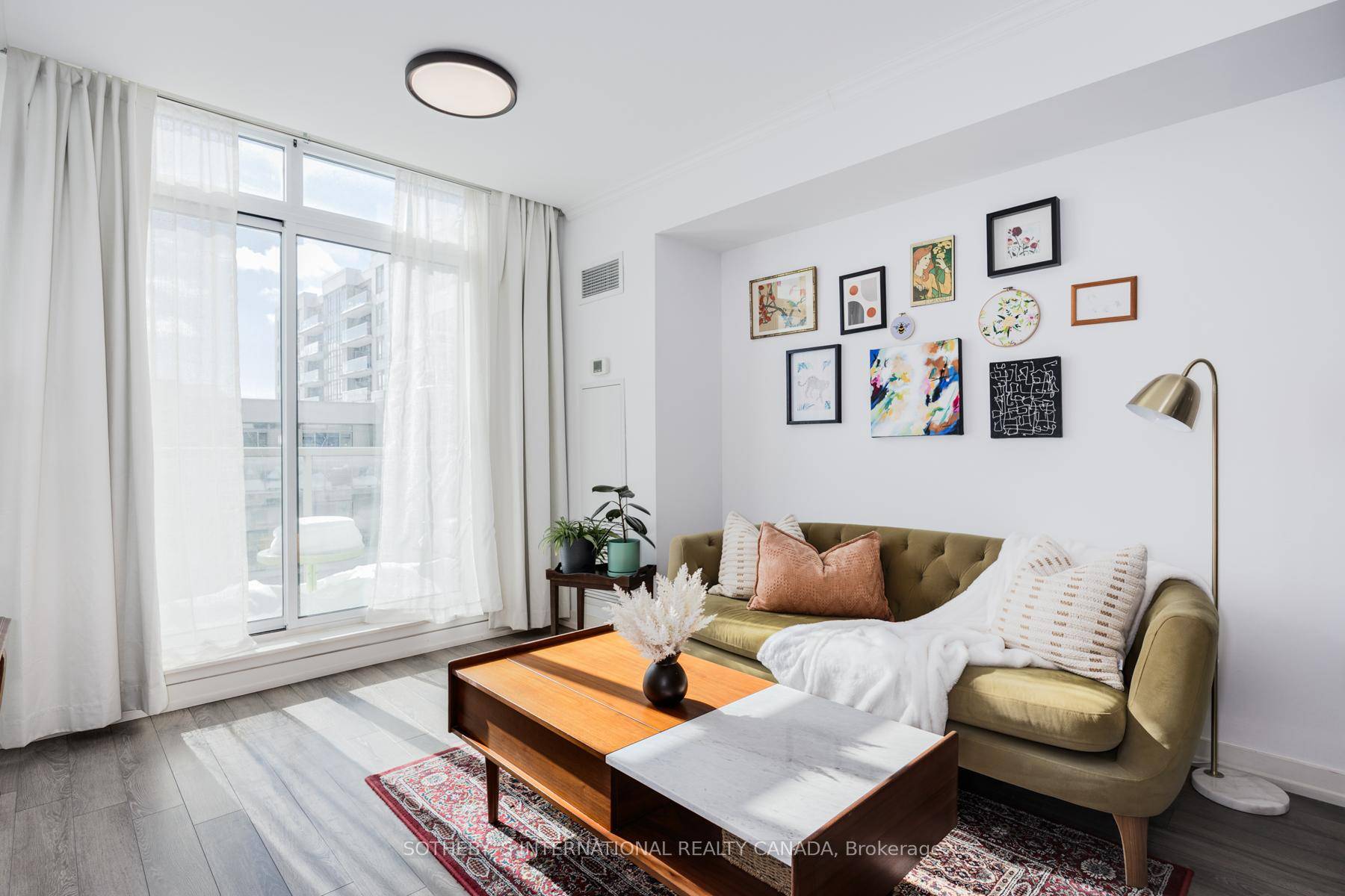 Bright amp ; Spacious Condo with CN Tower Views !