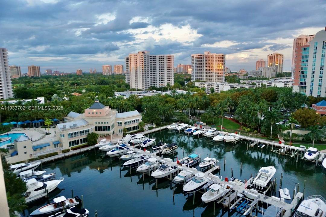 Welcome to Aventura Marina, one of the most prestigious communities in the area.