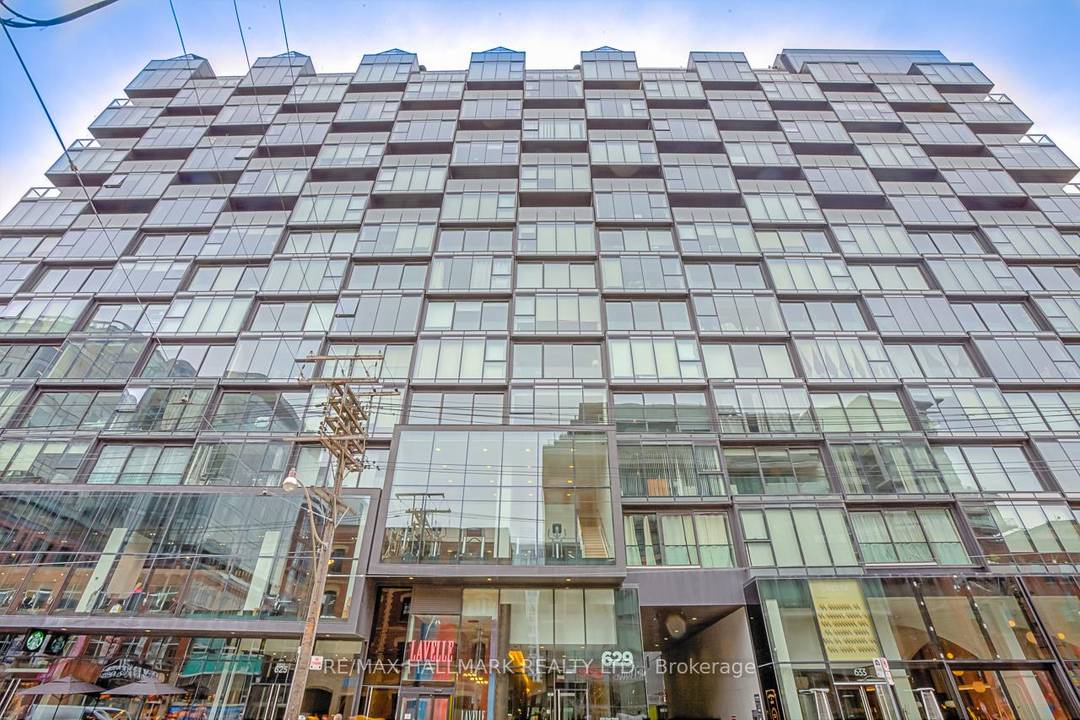 Luxury Penthouse Living In The Heart Of King West !