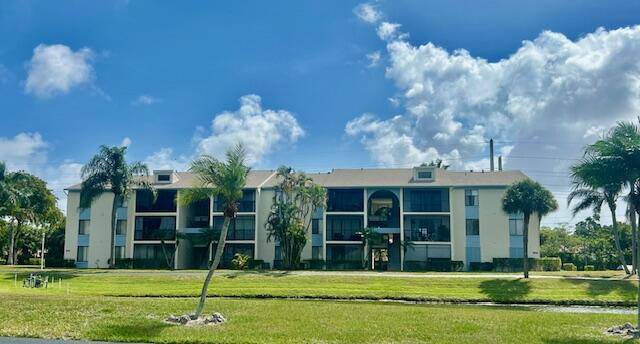 Fantastic STUDIO apartment with converted 1 bedroom for privacy, overlooking beautiful lake.