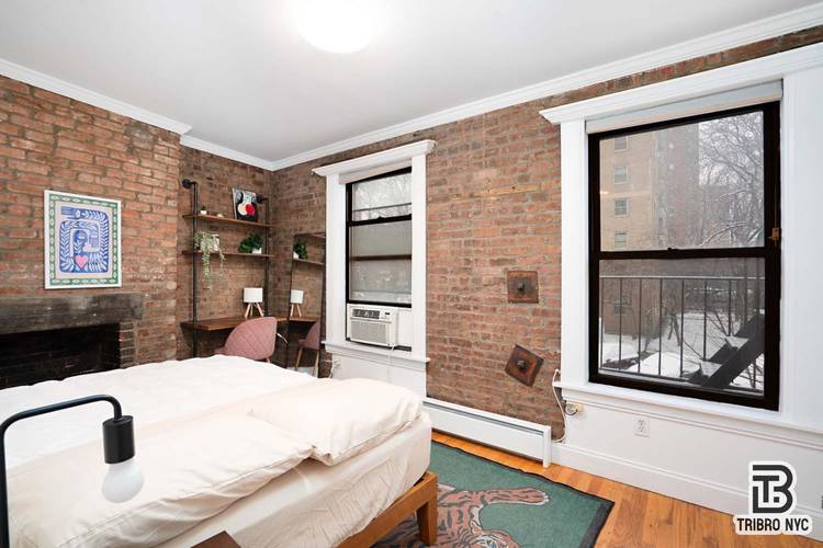 This stunning 2 bedroom, 1 bathroom apartment in the heart of East Village offers an unbeatable location surrounded by the best bars and restaurants NYC has to offer.
