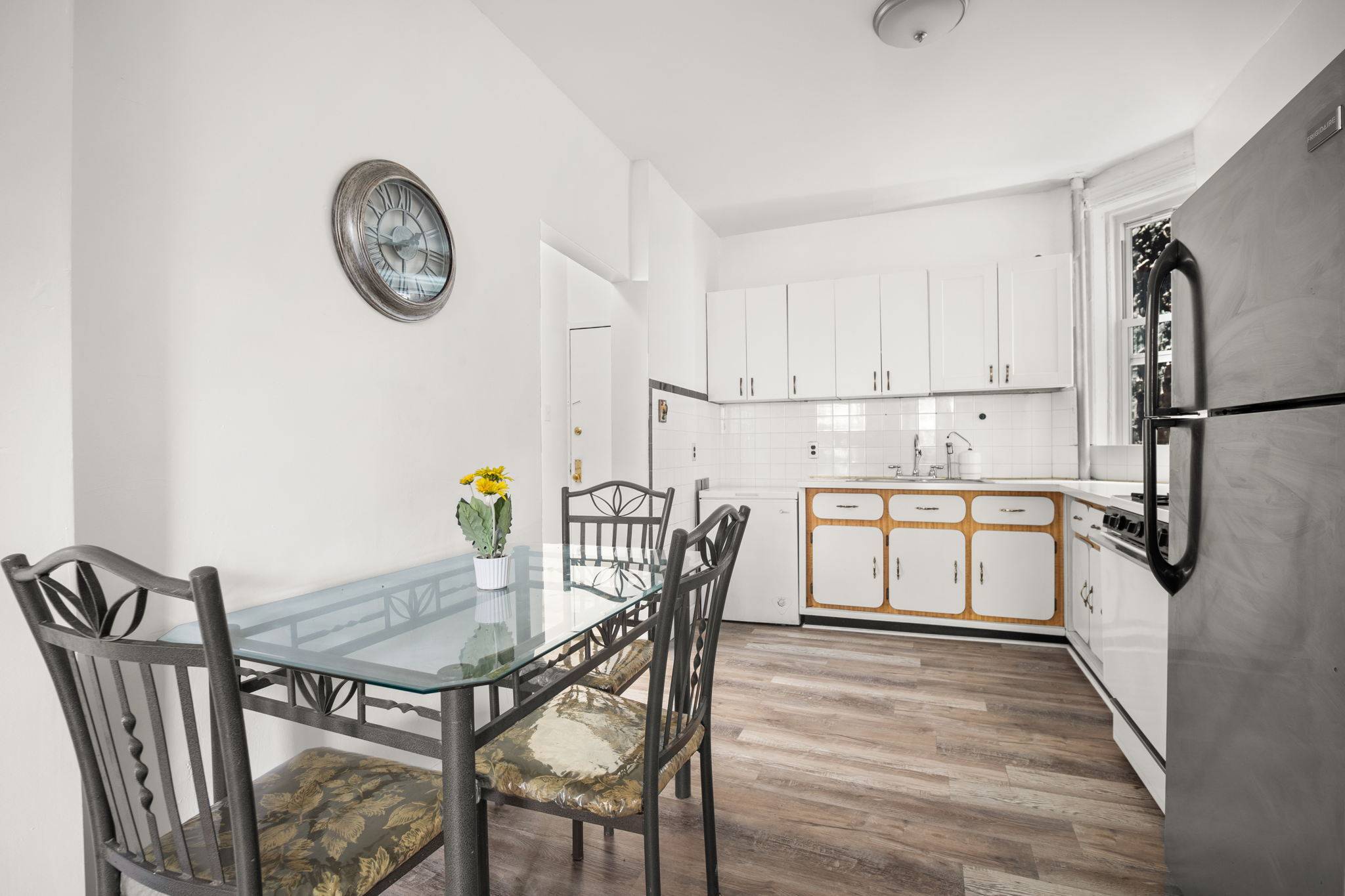 This 2 bedroom apartment is in the lively Upper West Side just 2 blocks from Central Park and Riverside Park.