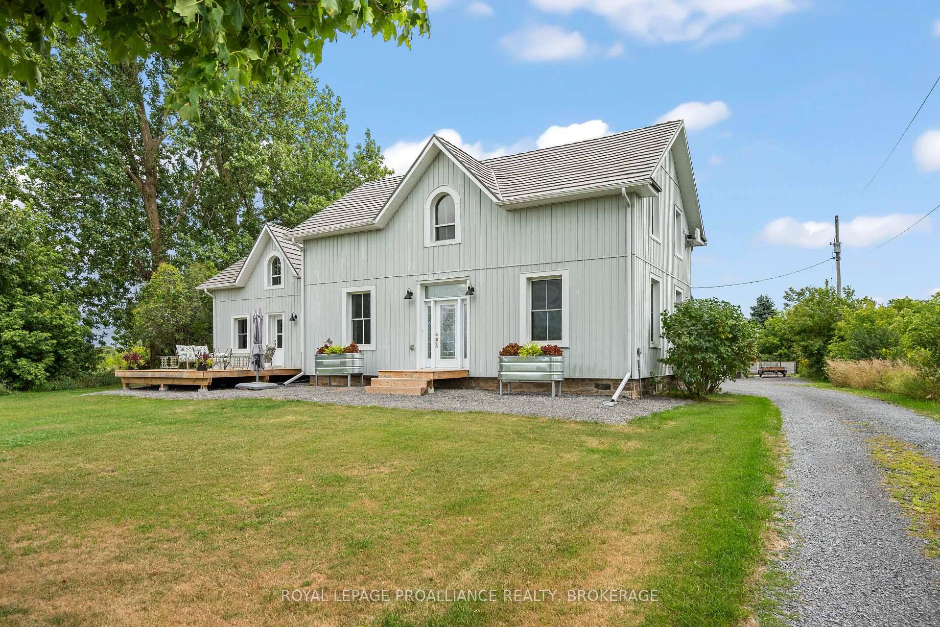 Country charm close to Kingston and Gananoque.