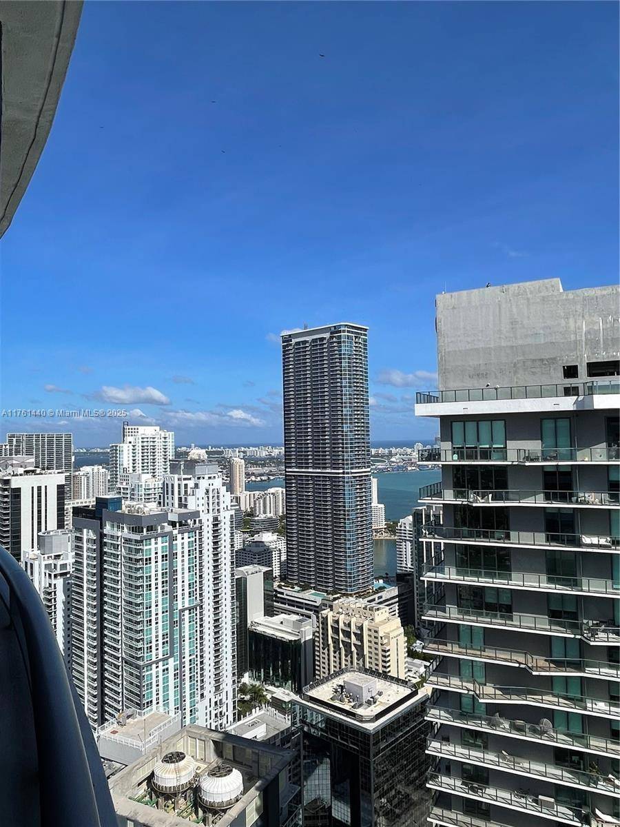 Amazing loft in the PH level with access to the Sundeck semiprivate rooftop of the building with a jacuzzi.