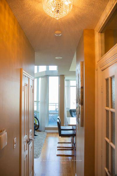 Stunning 1 bdrm den 2 story loft Right across from Square One amp ; Celebration Square.