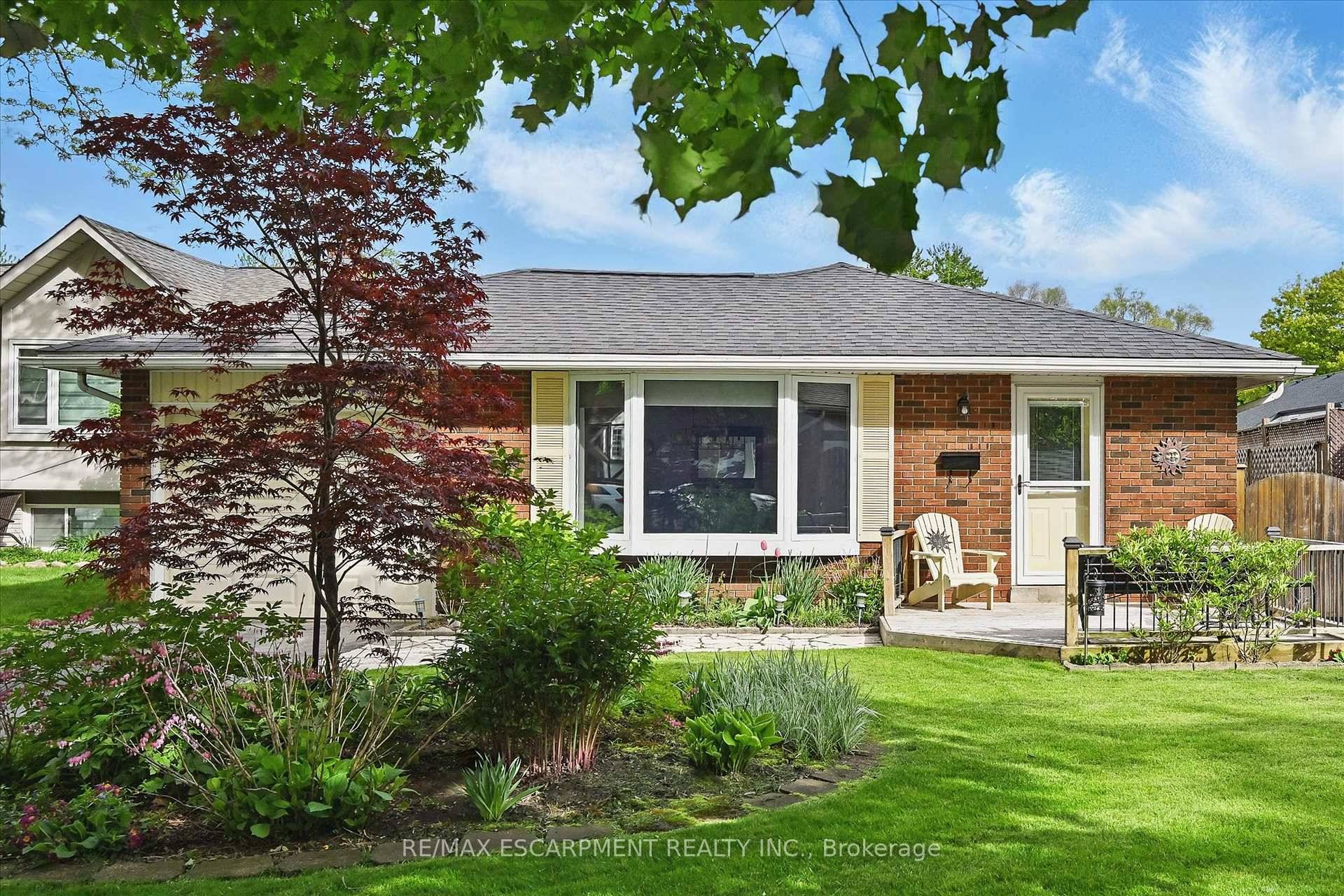 Beautiful sought after south Burlington well maintained 3 level Backsplit located on a rare cul de sac is great for young families, downsizing or first time home buyers.