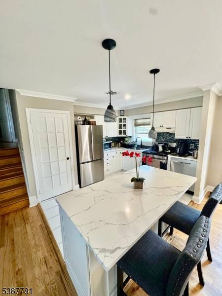 Welcome to this updated 4 bedrooms 3 modern bathrooms split level home, step inside and feel the flow of the open floor plan perfect for entertaining, the full kitchen with ...
