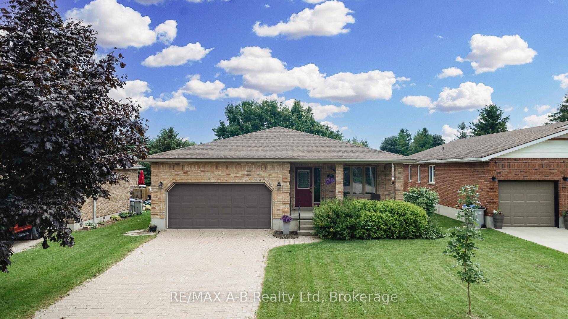 Exquisite Bungalow in Beautiful Mitchell !