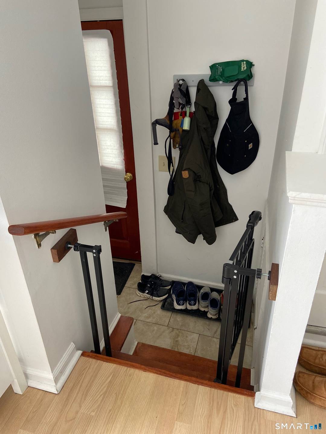 This beautifully maintained house is a light filled 2 bedroom ranch.