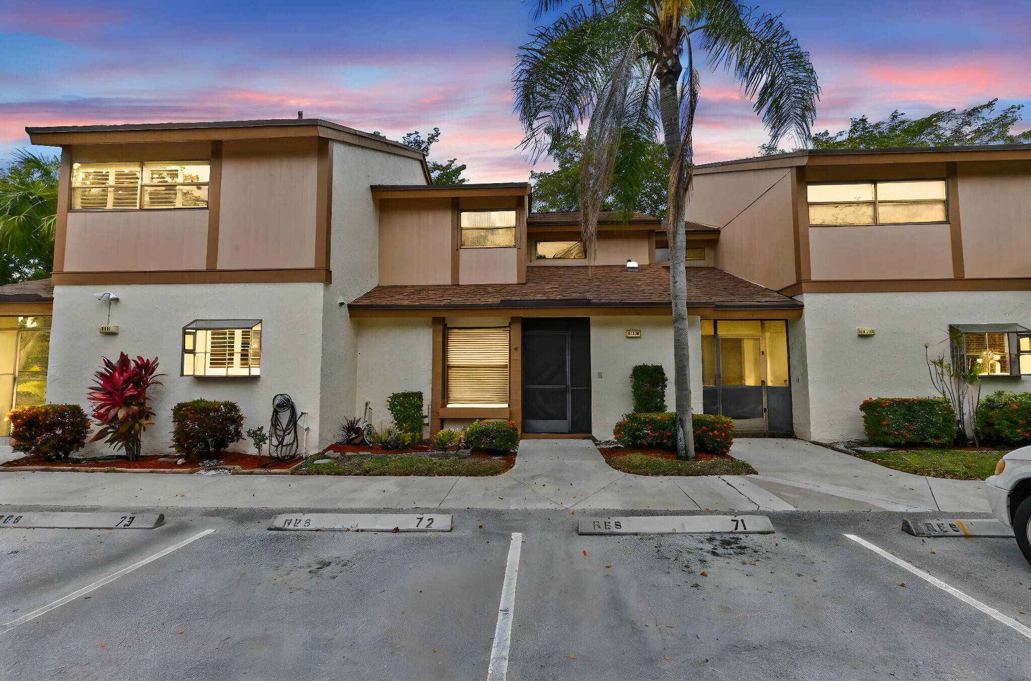 Welcome to this charming 2 story townhouse in the highly sought after neighborhood !