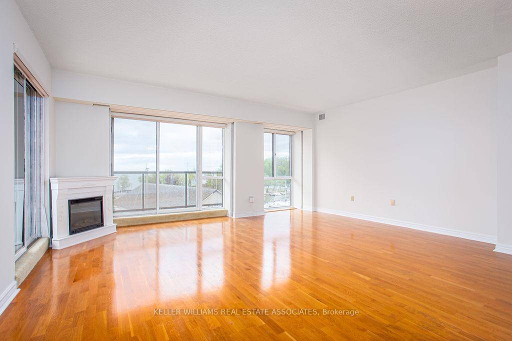 Lakefront Luxury Living in the Heart of Historic Bronte Village !