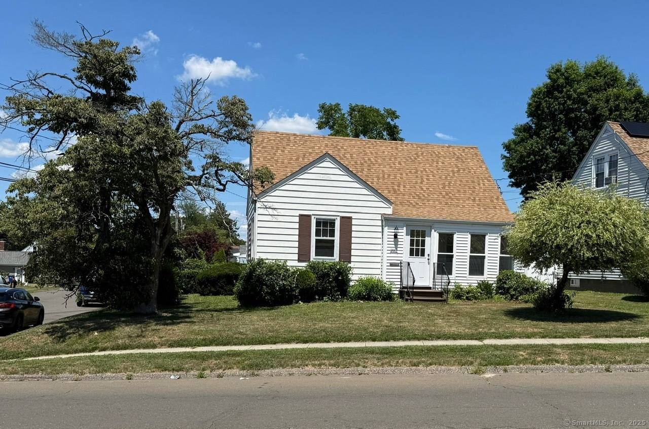 Charming Cape Cod on a Corner Lot in Stratford !