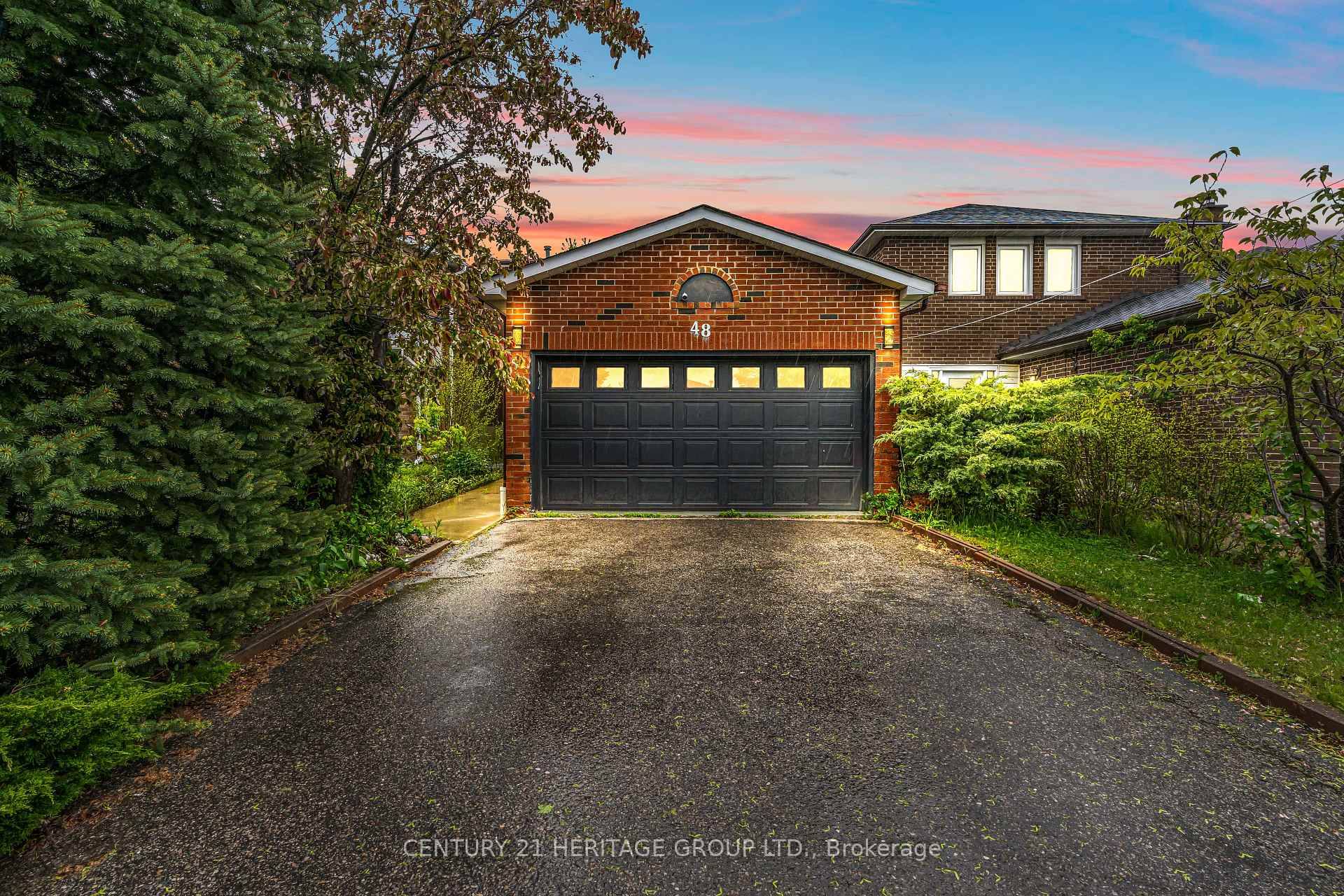 Beautifully Renovated amp ; Meticulously Maintained Home In The Heart Of Richmond Hill !