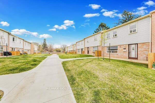 Modern 3 Bedroom Townhome in Port Credit Steps from the Lake !