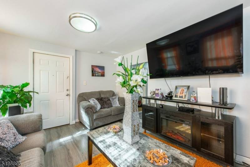 Live smart, invest smarter !