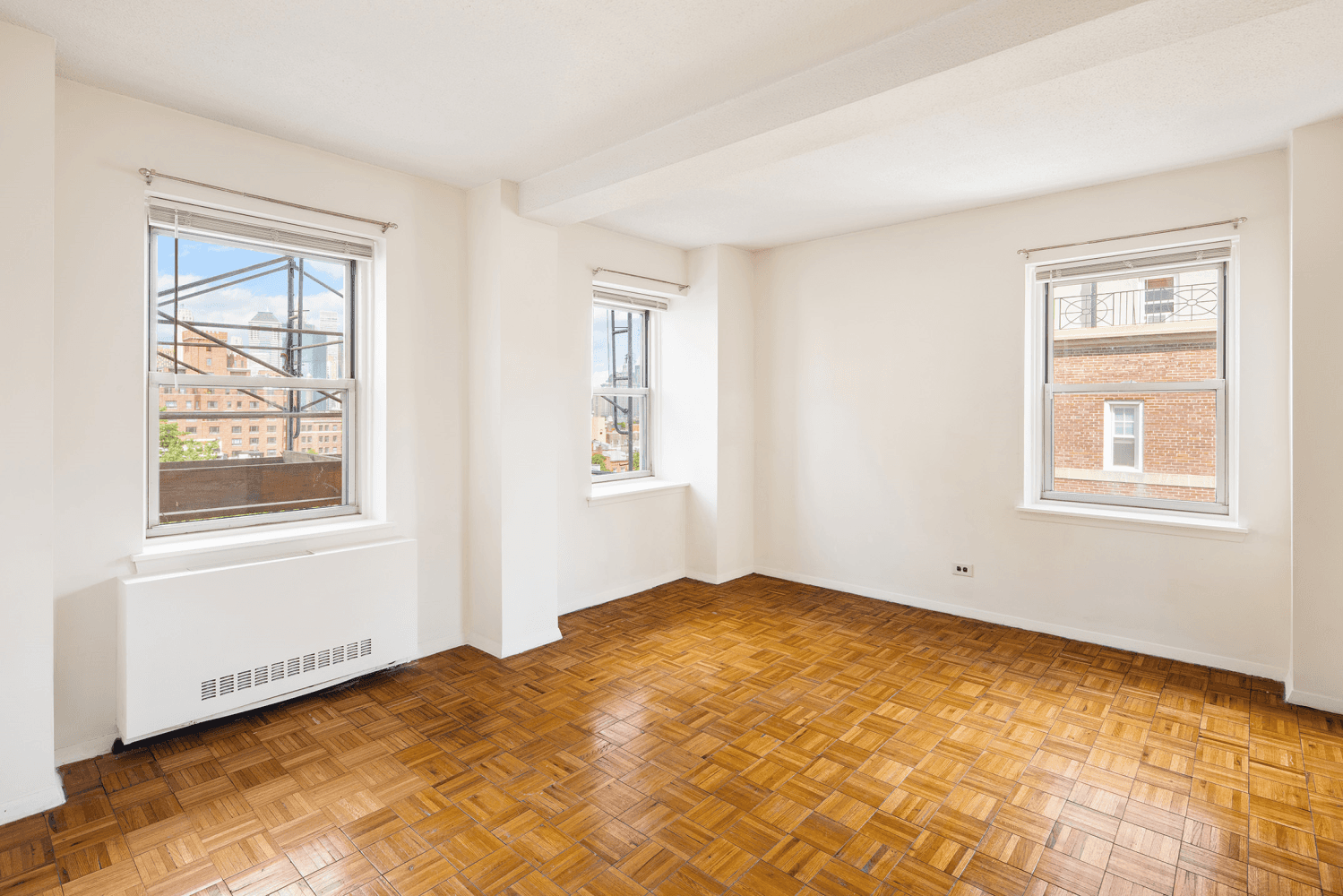 Welcome to a one bedroom sanctuary in the heart of Brooklyn Heights, where stunning, panoramic views of the Downtown Manhattan skyline await.