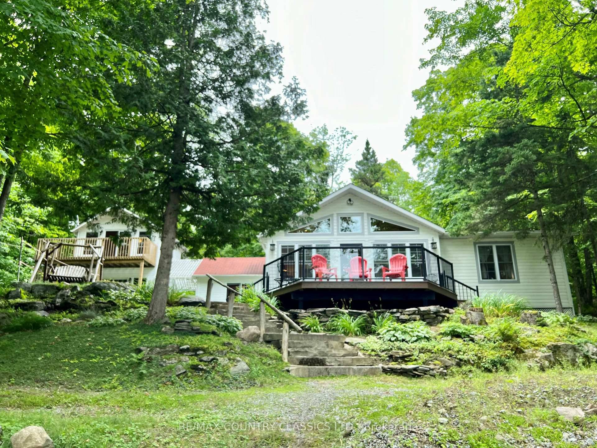 This beautiful three season cottage on Chandos Lake is the ultimate retreat for family gatherings and entertaining guests.