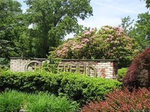 This updated Townhouse is one of the largest in the Chesterfield complex.