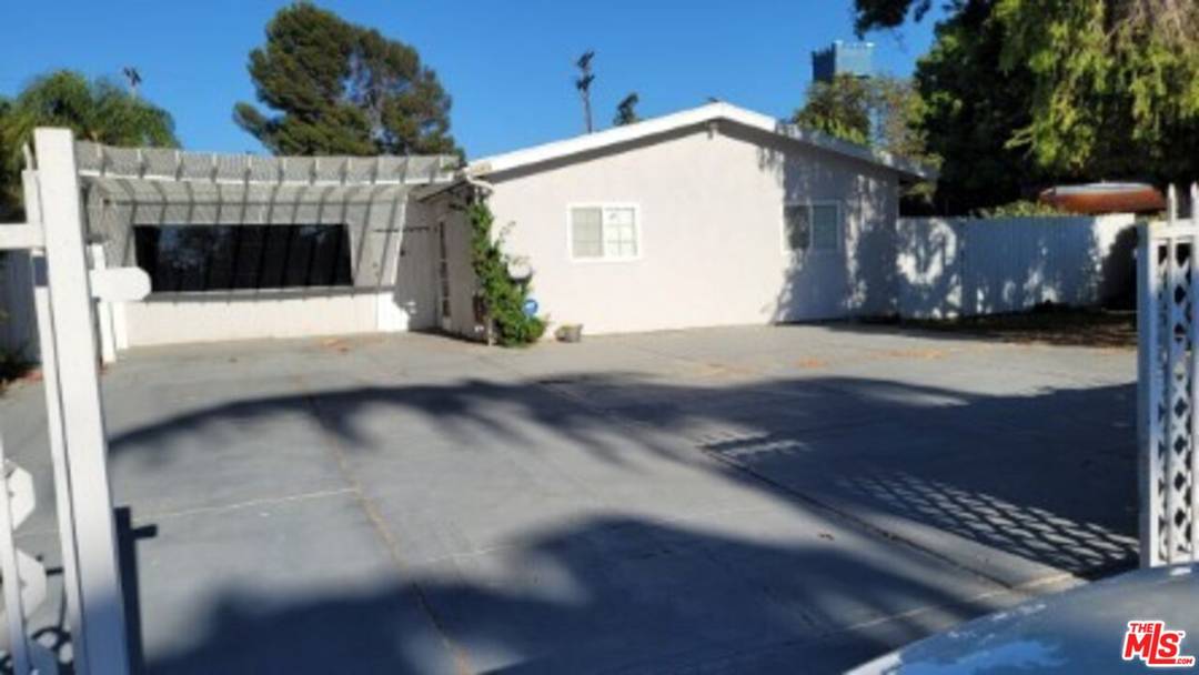 4669  W Olympic Blvd 6BR La