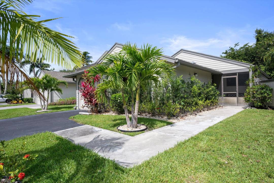 Stunning completely furnished turnkey 2 bedroom 2 bathroom home in the highly desirable community of Bedford Mews.