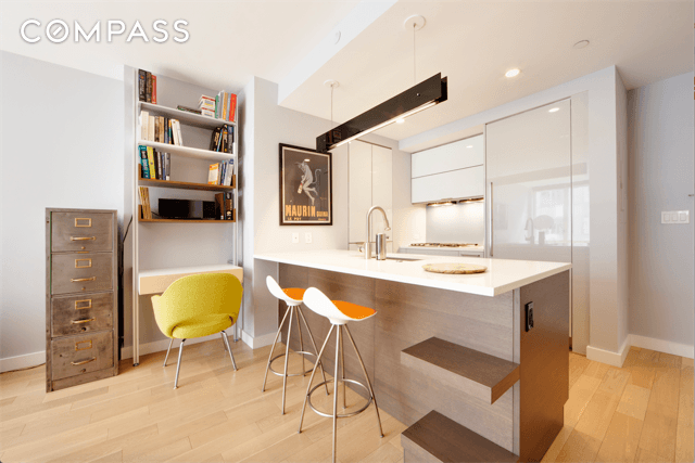 Williamsburg s Premier Condo The EDGE 1BD 1BA Chef's Kitchen, Integrated Appliances, Washer Dryer, and Sprawling Hardwood Floors in a Full Service Luxury Doorman Building Fully capturing a modern luxury ...